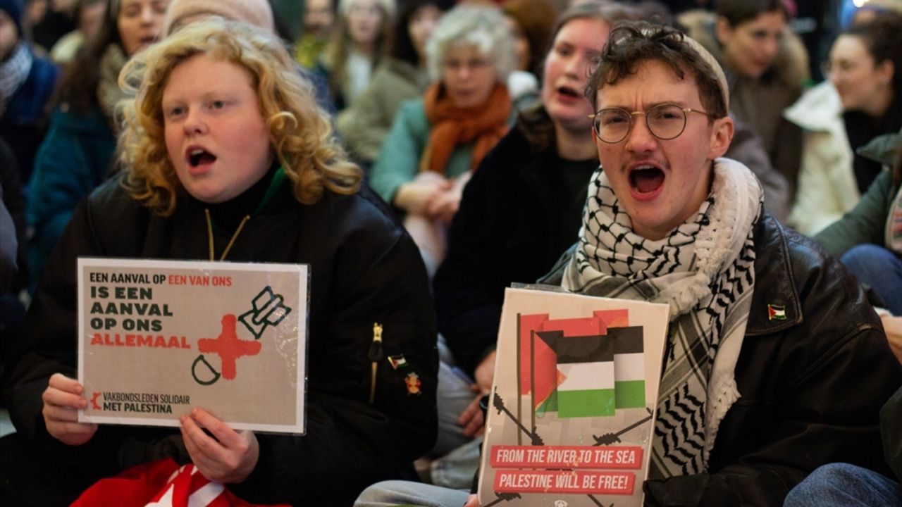 Hollanda'nın büyük tren istasyonlarında Filistin'e destek için oturma eylemleri yapıldı