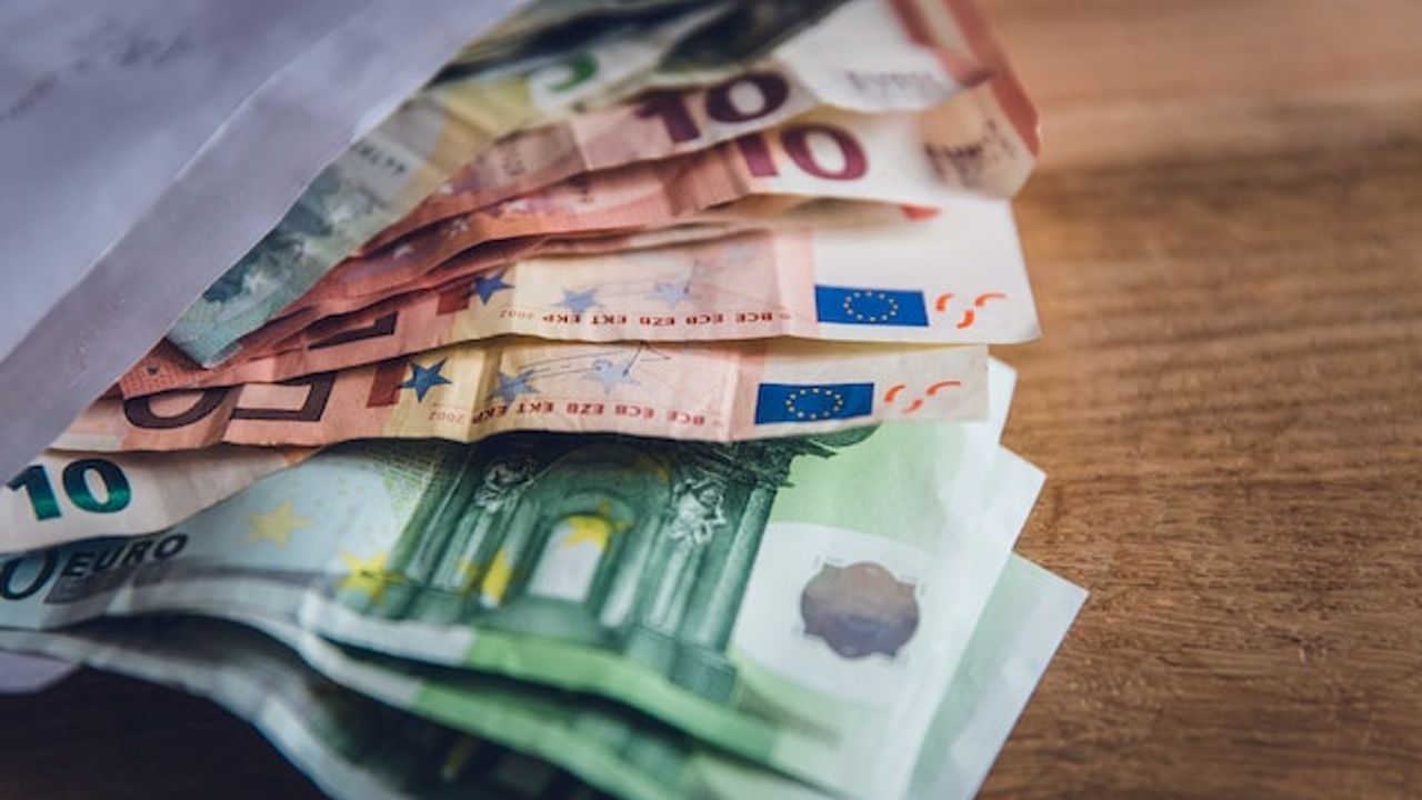 Rotterdam polisi bir adrese içi para dolu zarf gönderen Türk’ü arıyor