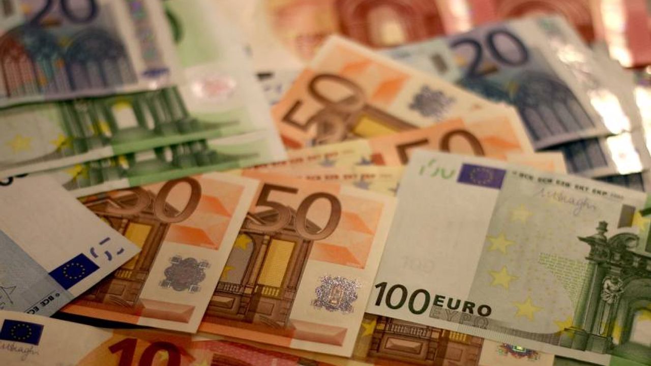 Hollanda’da sosyal ödenek alan kişi, iç çamaşırında 10 bin euro ile yakalandı