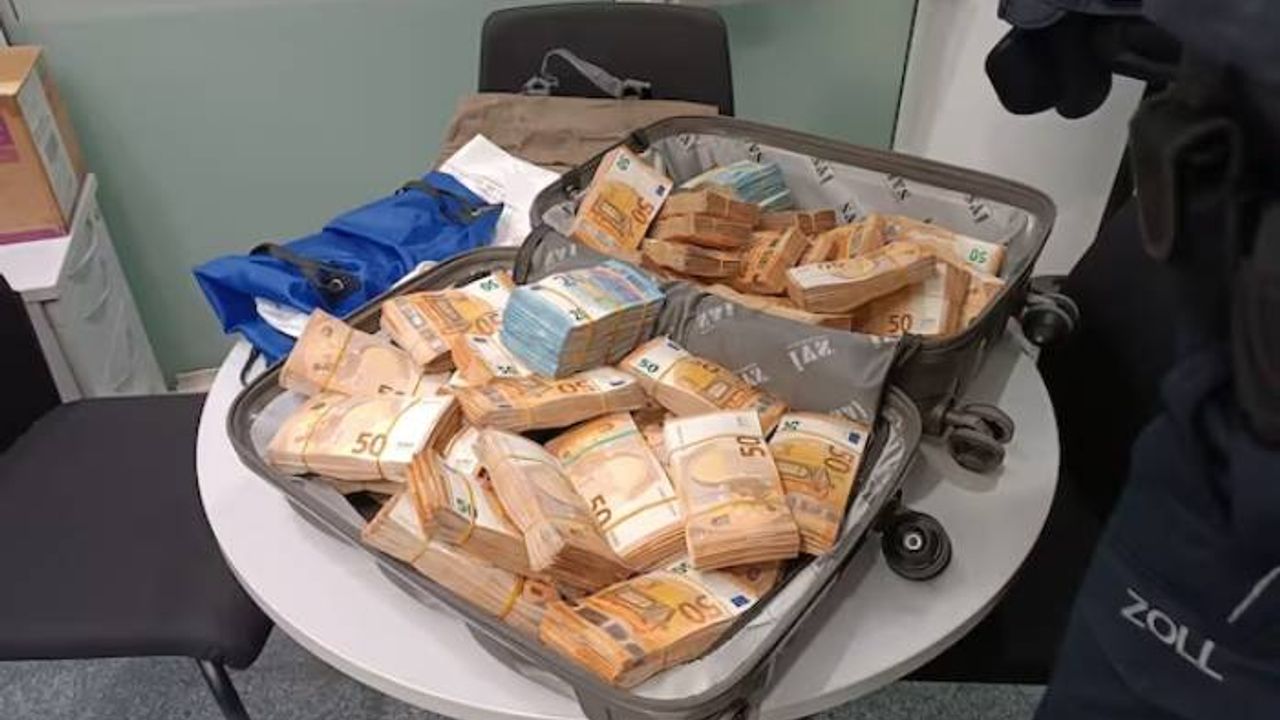 Almanya’da bir yolcunun el bagajında 455 bin euro yakalandı