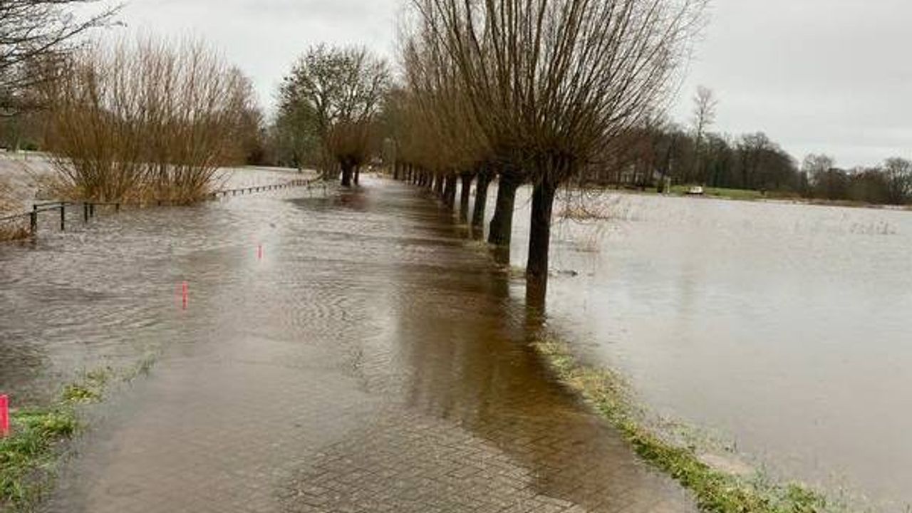 Hollanda’nın bazı bölgelerinde yollar sular altında kaldı