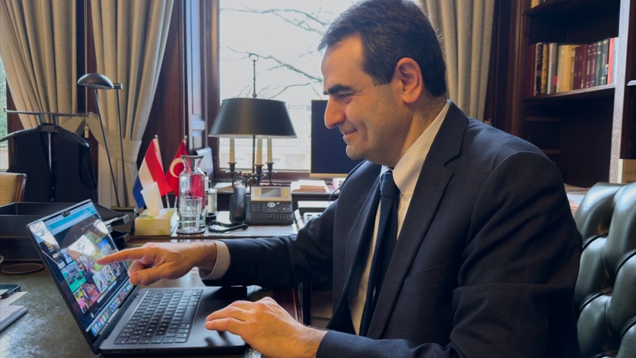 Türkiye’nin Lahey Büyükelçisi Selçuk Ünal, AA'nın 'Yılın Kareleri' oylamasına katıldı