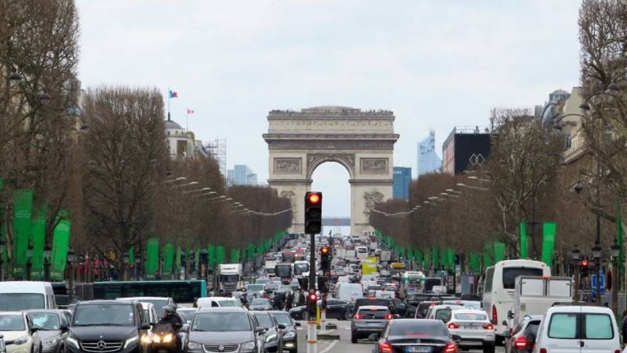 Paris’te, SUV'lerden üç kat fazla otopark ücreti alınmasına karar verildi