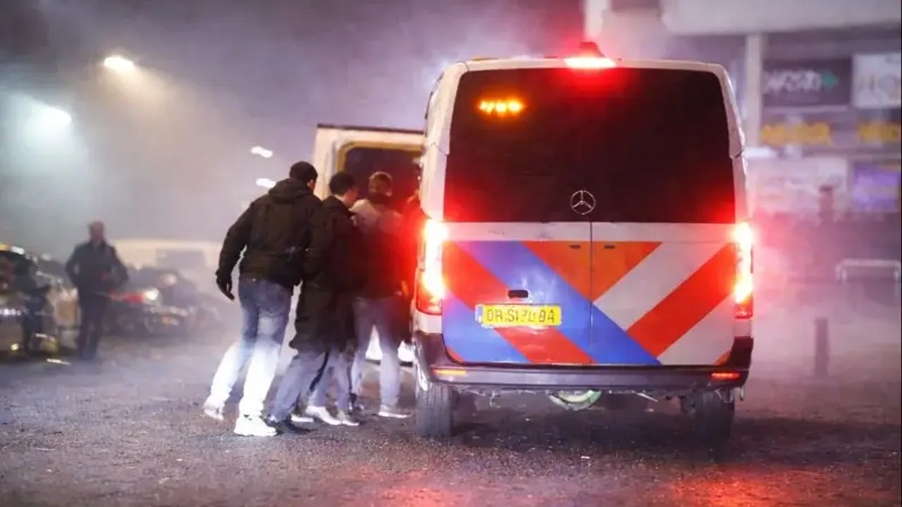 Hollanda'da yılbaşı gecesi olaylı geçti: 3 ölü, 250'den fazla gözaltı