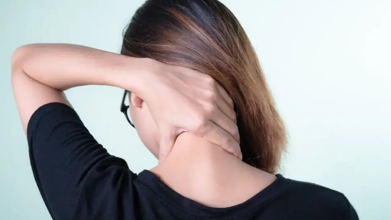 Boynunu kütletmek isterken felç geçirdi