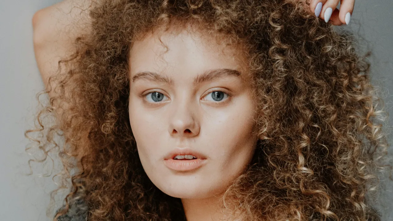 Kıvırcık saçta sönük buklelerin nedeni yanlış şampuan olabilir