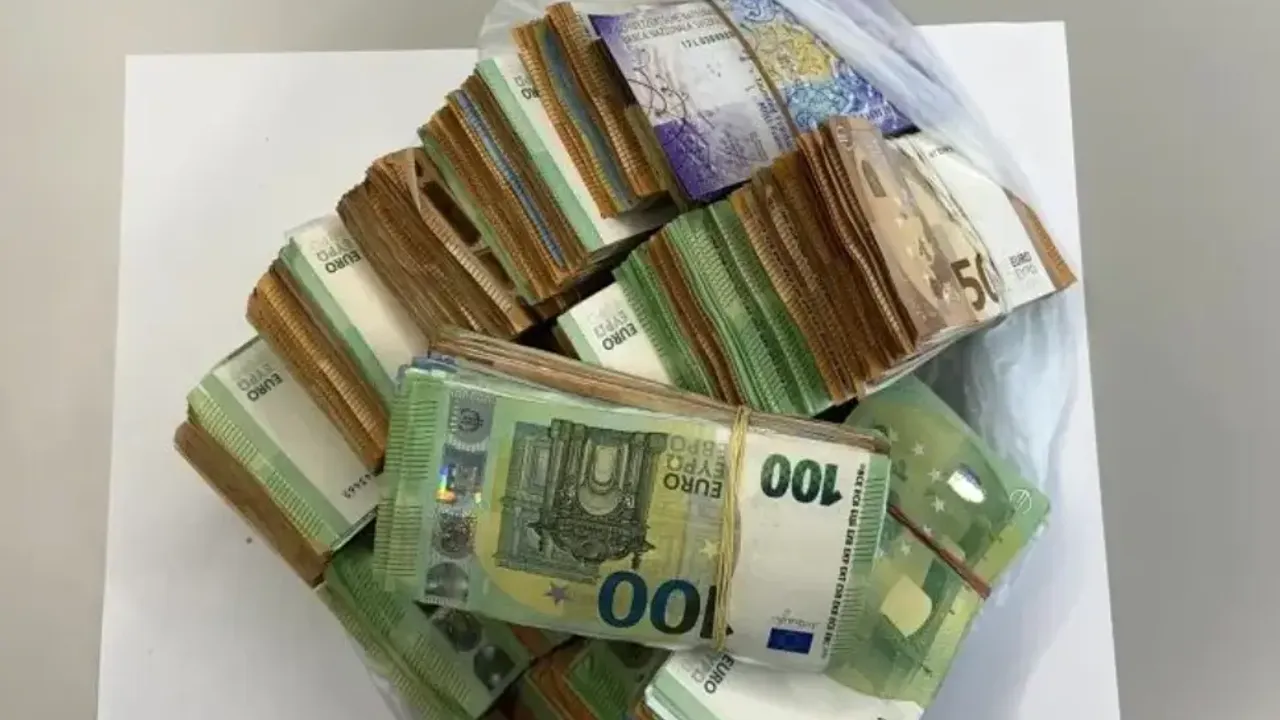 Almanya’dan Avusturya’ya giden yolcunun valizinde 150 bin euro bulundu