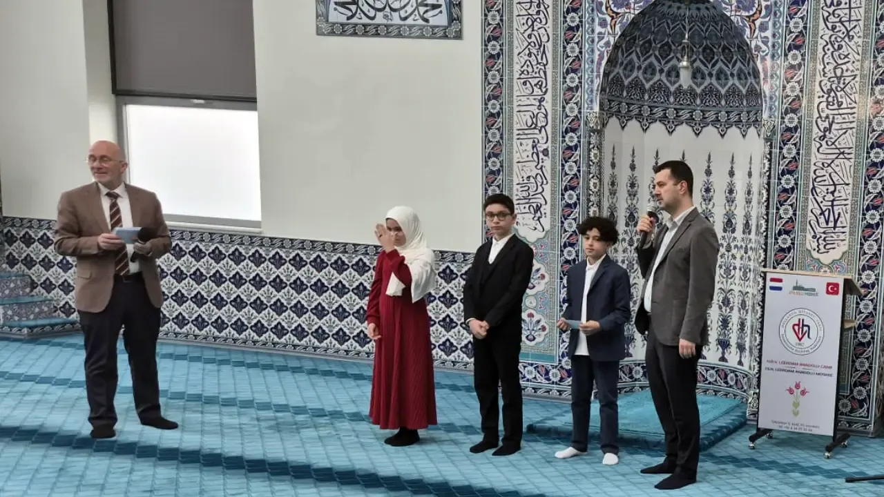 Hollanda’da İstiklal Marşı Okuma Yarışması’nın finali Leerdam’da yapıldı