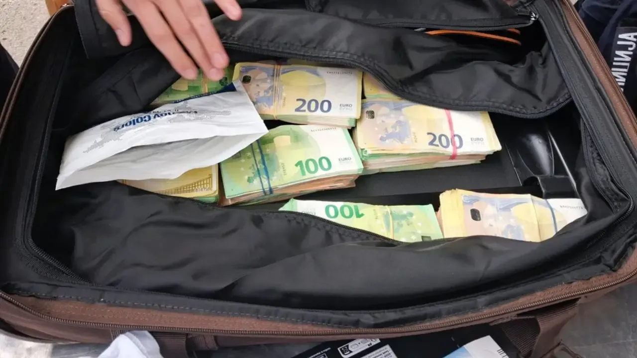 Sırbistan sınırında Türkiye’ye giden araçta 374 bin euro yakalandı