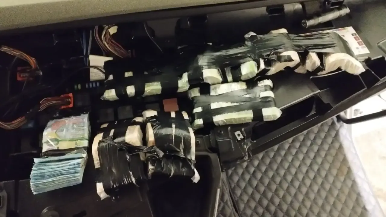 Bulgaristan sınırında Türk plakalı araçta 100 bin euro yakalandı