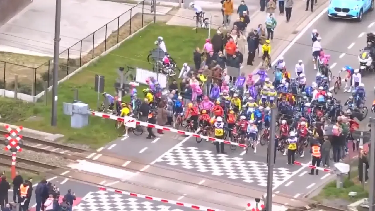 Belçika’da bisiklet turunda kırmızı ışıkta durmayan sporculara ceza kesilecek