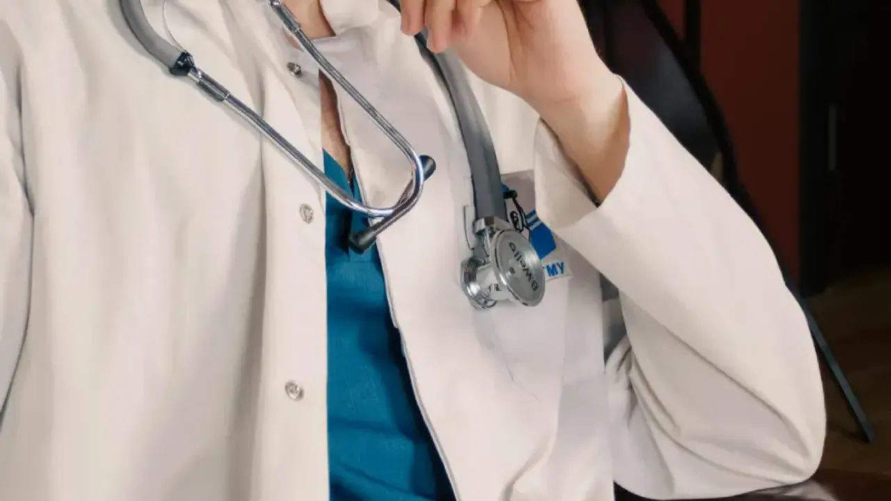 Fransa’da doktor gibi davranıp sahte rapor hazırlayan kişi tutuklandı