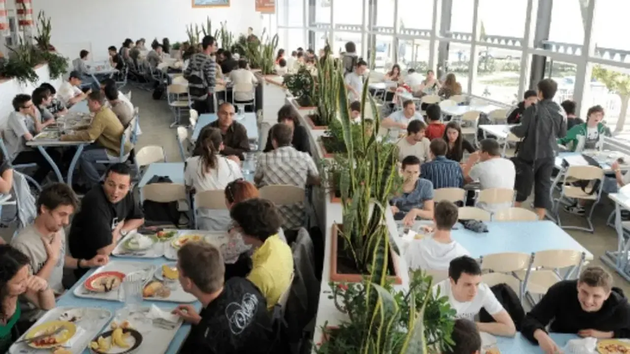 Fransa’da artık tüm öğrenciler 1 euroluk yemek uygulamasından yararlanacak