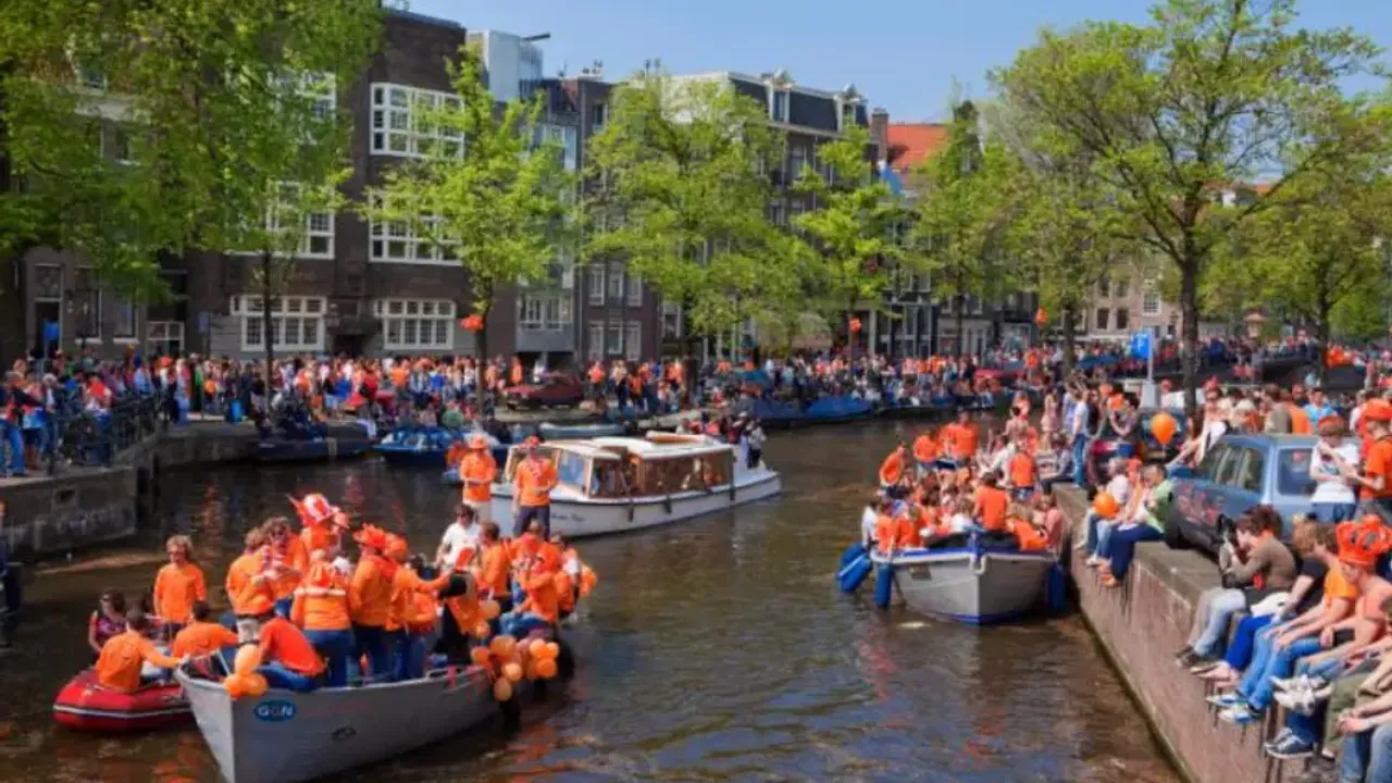 Hollanda’da Kral Günü'nde şehirler turuncuya büründü