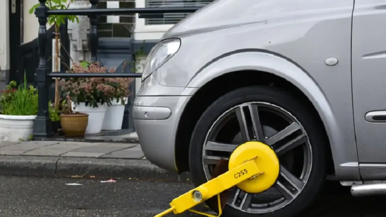 Amsterdam’da park ihlali yapan turistlerin araçlarına tekerlek kilidi geliyor