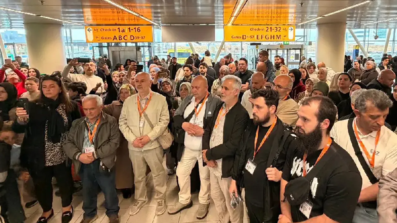 Hollanda’dan ilk hacı adayları kutsal topraklara uğurlandı