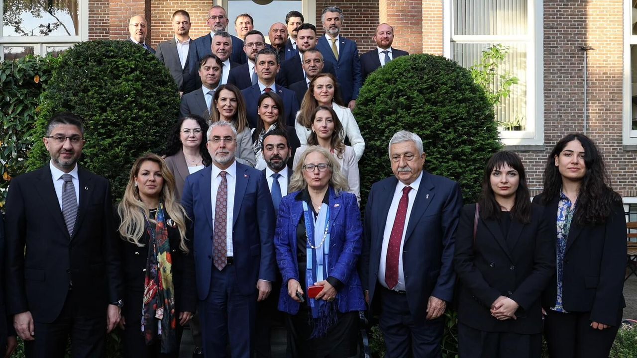 Bakan Işıkhan: Hollanda’da yaşayan Türklerin başarılarıyla gurur duyuyoruz
