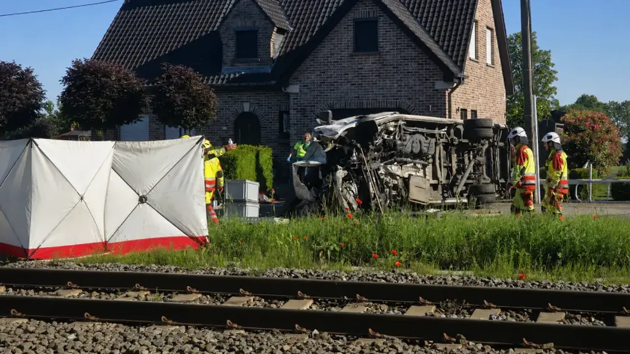 Belçika'da tren ile okul servis aracı çarpıştı: 4 kişi hayatını kaybetti
