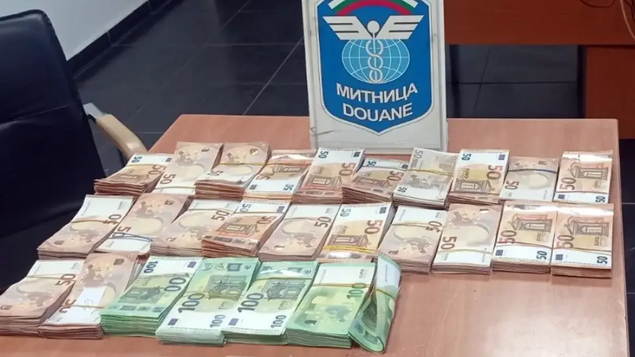 Bulgaristan sınırında iki araçta beyan edilmemiş 96 bin 850 euro bulundu