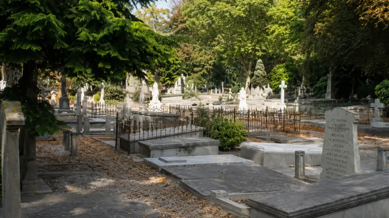 Den Haag’da mezarlardan değerli eşya çaldığı iddia edilen görevli yakalandı