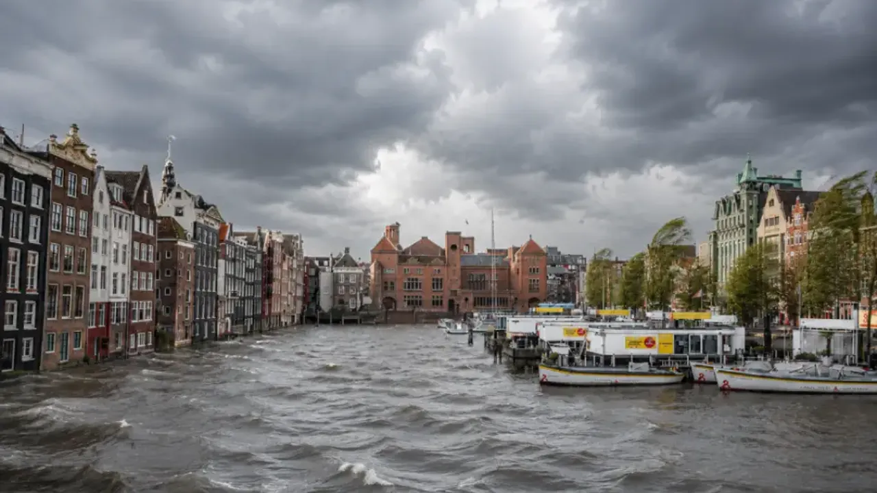 Hollanda'da 36 derece sıcaklık ve fırtına uyarısı