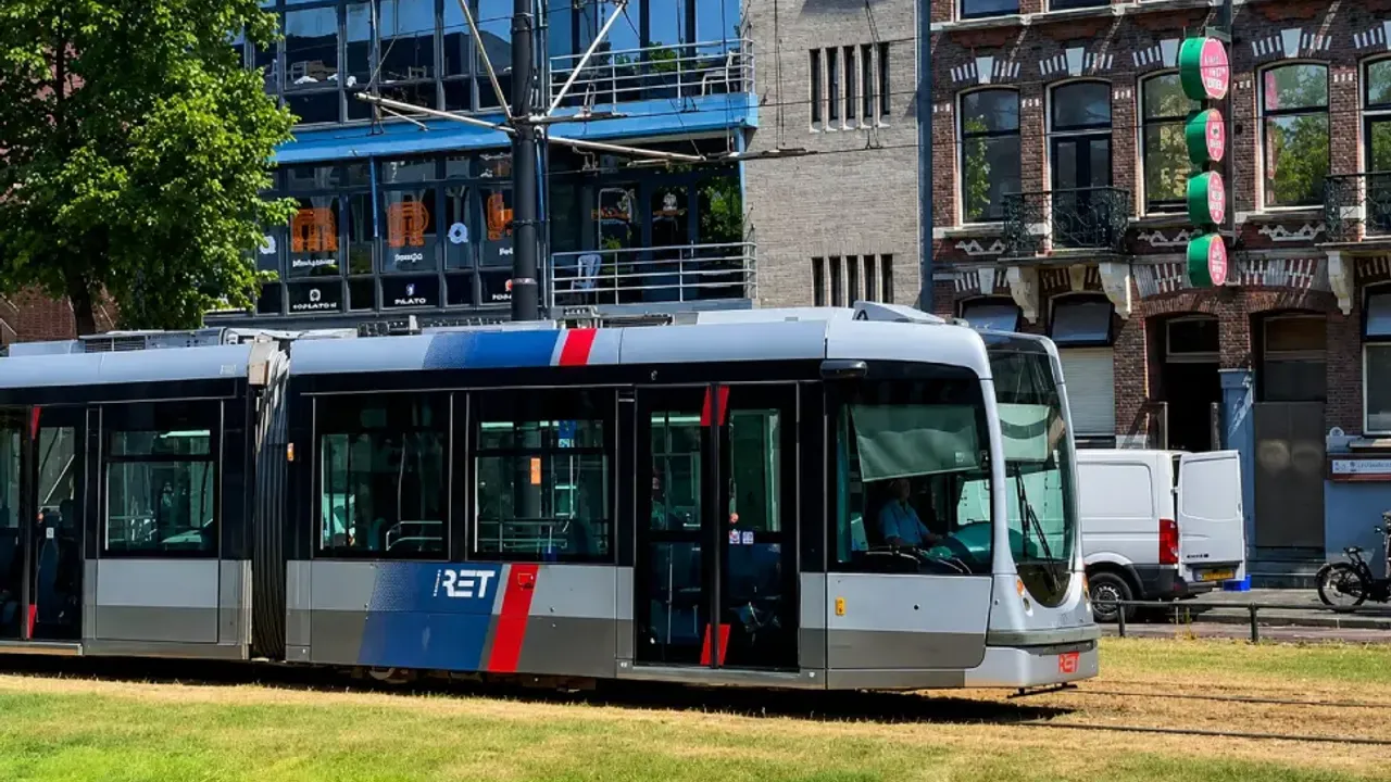 DENK Rotterdam'dan yaşlılara ücretsiz toplu taşımayı kaldırma planına sert tepki