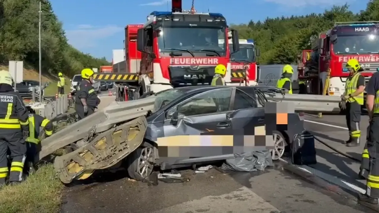 Avusturya’da bariyer otomobili delip geçti: 2 kişi hayatını kaybetti