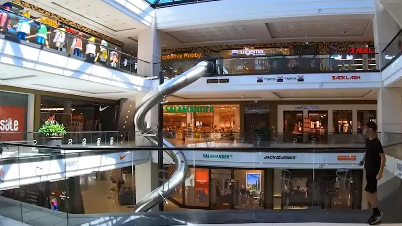 Almanya'da perakende sektörü ve siyasetçiler pazar günü mağazaların açılmasını istiyor