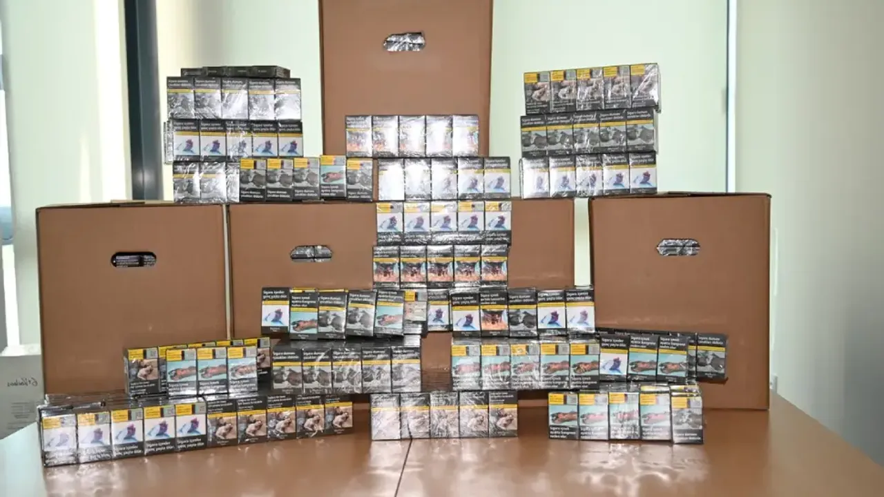 Türkiye’den gelen Hollandalı yolcunun bagajından 3 bin 581 paket sigara çıktı