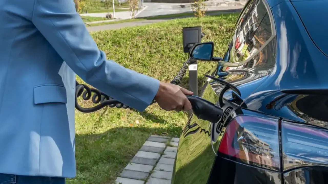 Sessiz çalışan elektrikli otomobiller yayalar için büyük tehlike