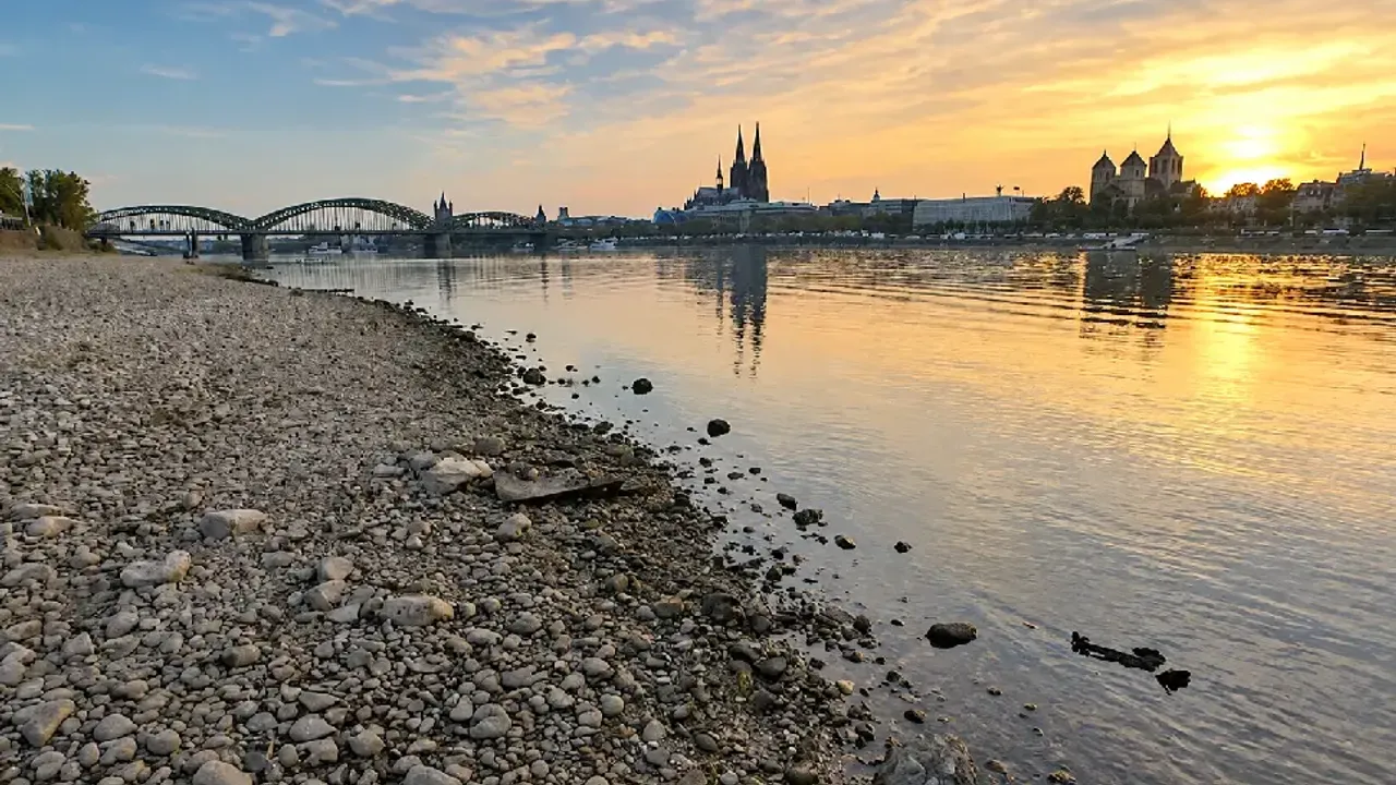 Almanya'da Ren Nehri'nin su seviyesi tarihi düşük seviyeye geriledi
