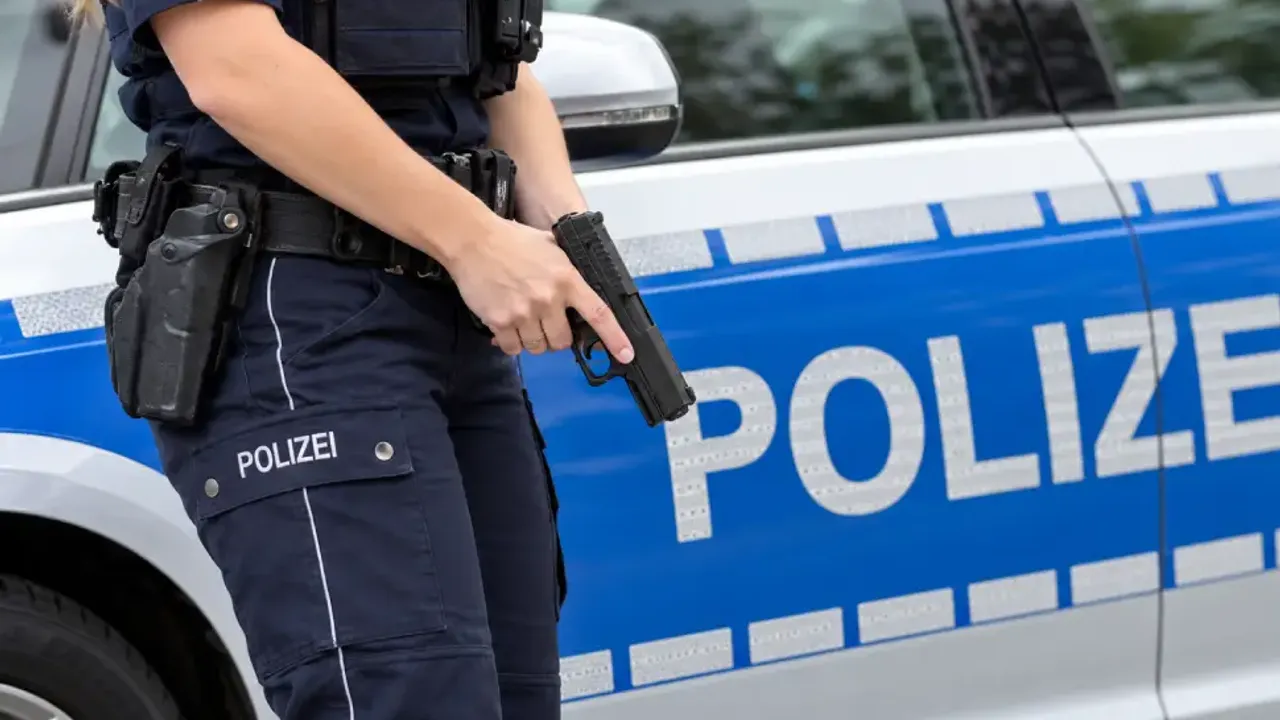 Almanya’da saldırı sırasında meslektaşlarını bırakıp kaçan iki polisin görevine son verildi
