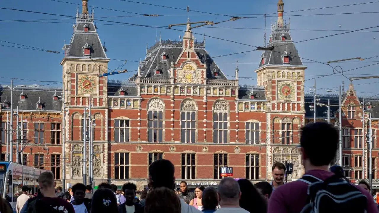 Amsterdam’da 3-5 Ekim’de tadilat nedeniyle tren seferlerinde aksamalar yaşanacak