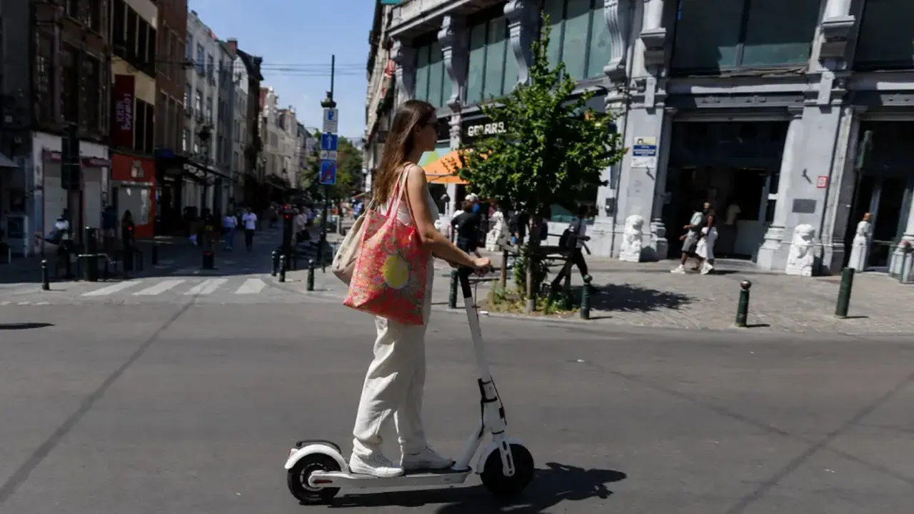 Belçika’da elektrikli scooterda kask zorunluluğu başladı, takmayana ceza var