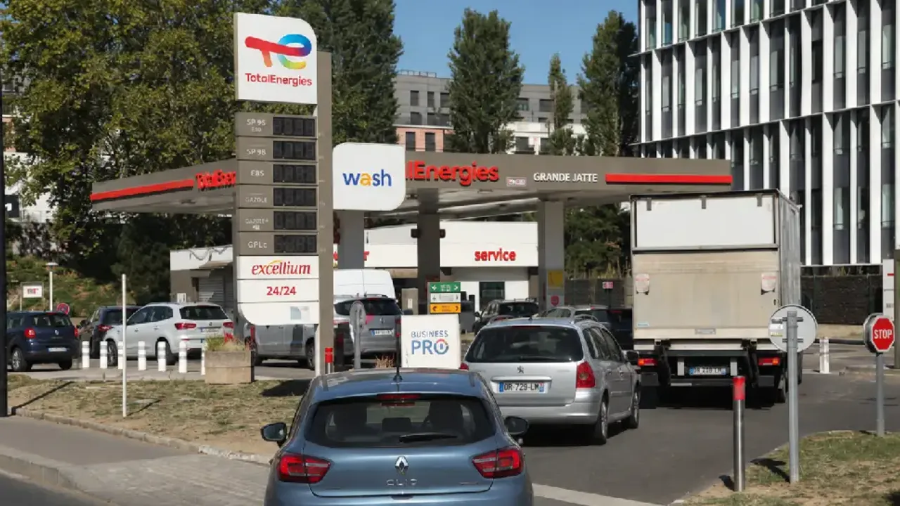 Fransa’da artan akaryakıt fiyatlarına karşı yeni destek paketi açıklandı