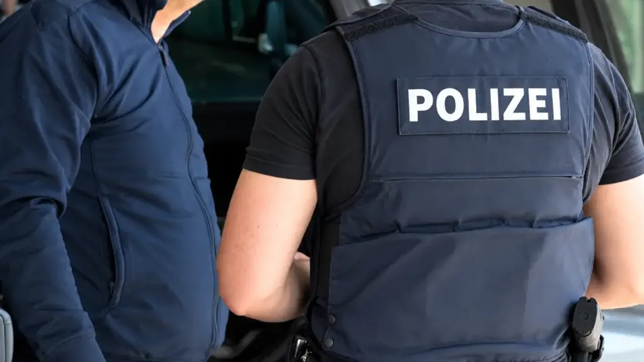 Almanya'da Türk sürücünün otomobilindeki gizli bölmeden 8 kilo altın çıktı
