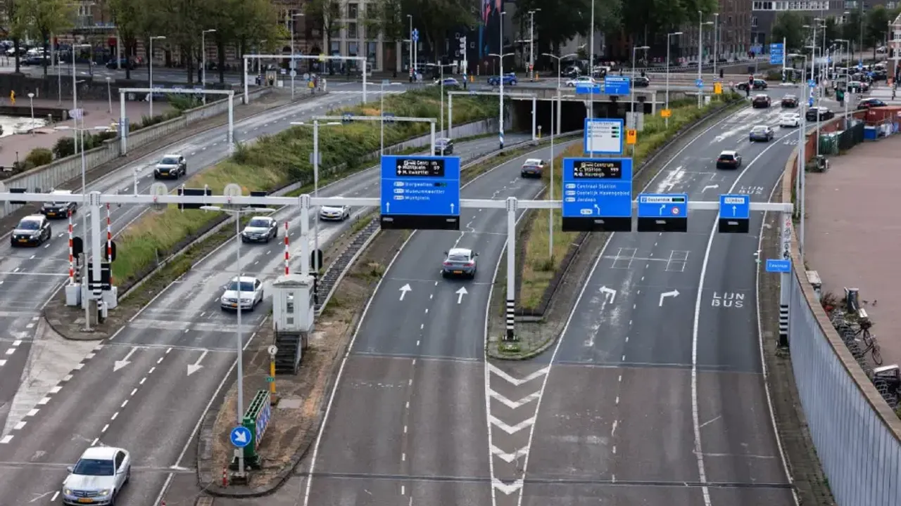 Hollanda'da 2027'de motorlu taşıtlar vergisine zam yapılacak