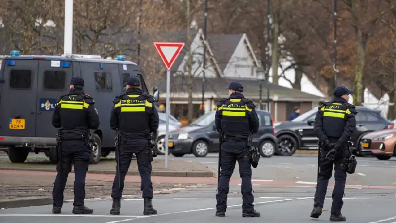 Hollanda'da gençler birçok kentte olay çıkarmak için çağrı yapıyor