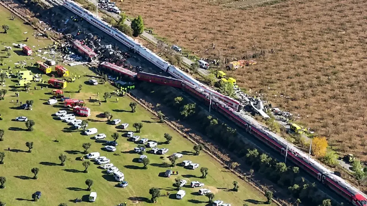 İspanya'da iki hızlı tren çarpıştı: En az 64 kişi hayatını kaybetti