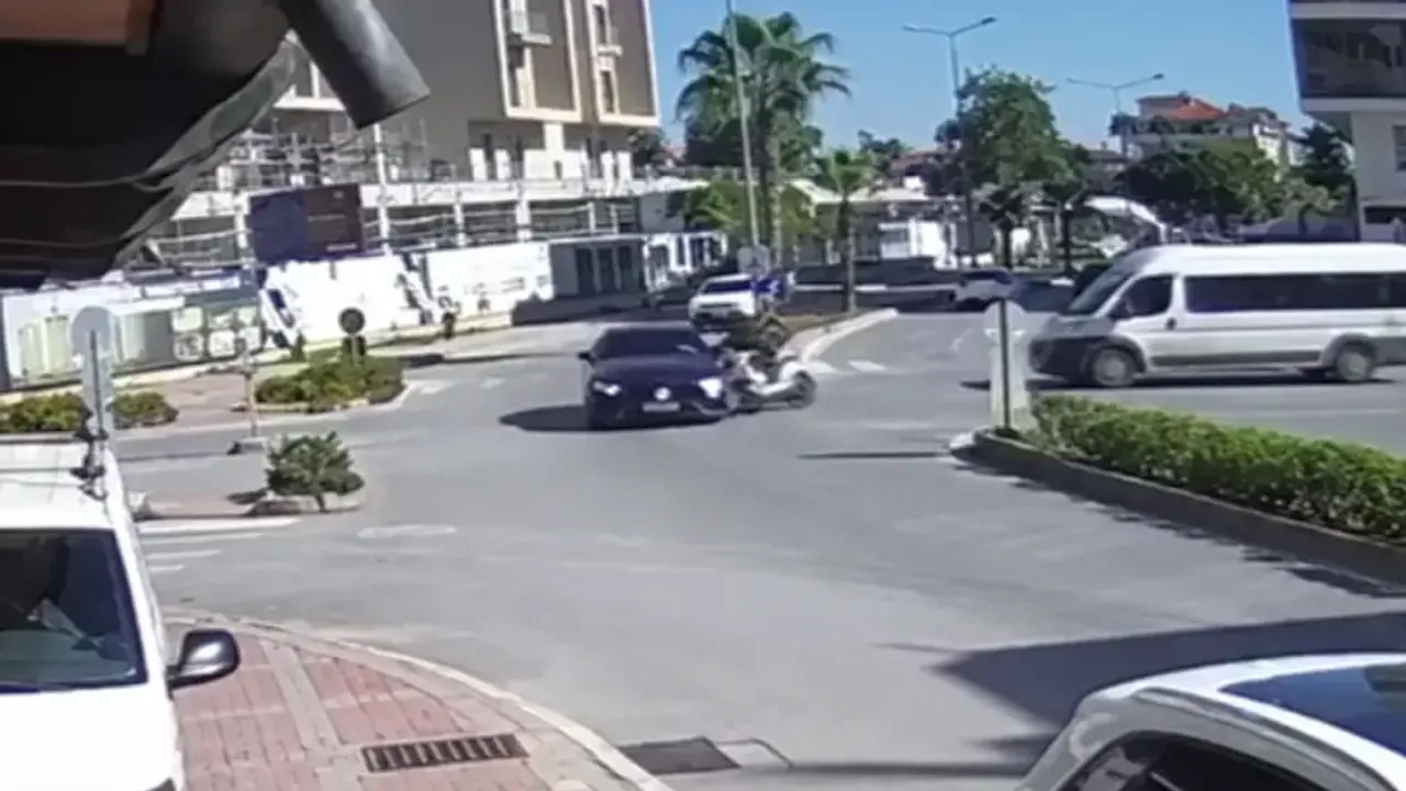 Türkiye'de kazaya karışan Fransa plakalı otomobil trafikten menedildi