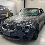 Hollanda'da üzerinde onlarca kurşun izi bulunan BMW 55 bin euroya satışa çıktı