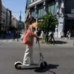 Belçika’da elektrikli scooterda kask zorunluluğu başladı, takmayana ceza var