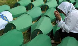 Hollanda 27 yıl sonra Srebrenitsa soykırımı kurbanlarının ailelerinden özür diledi