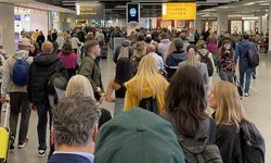 Hollanda’da Schiphol havalimanı bu sefer de gelen yolcuların kuyruğuyla gündemde 