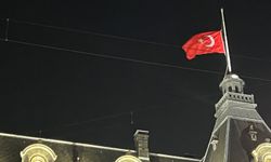 Türkiye’ye destek için Rotterdam belediyesine Türk bayrağı asıldı