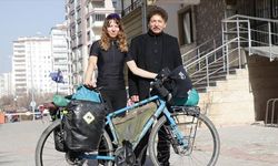 Türk babasıyla tanışmak için Almanya'dan Türkiye'ye pedal çevirdi
