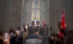 Arnhem’de kilise önünde, depremlerde hayatını kaybedenler için sela okundu