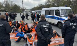 Almanya’da çevreciler 30 ayrı noktadaki eylemleriyle Berlin trafiğini felç etti