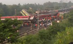 Hindistan'da feci tren kazası: Yüzlerce ölü ve yaralı var!
