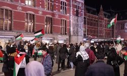 Hollanda’da yüzlerce kişi İsrail’in hastane saldırısını protesto etti